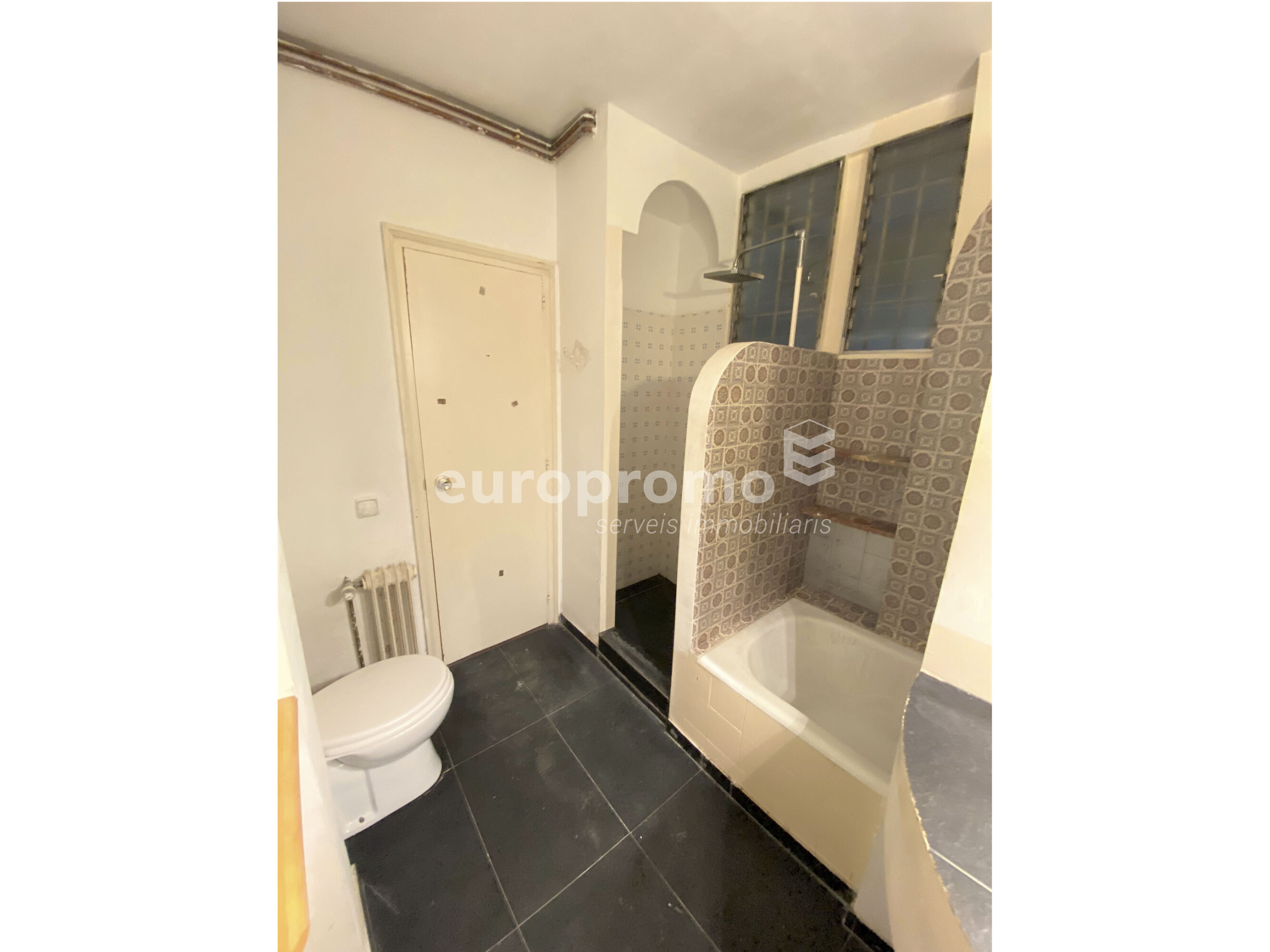 Piso de 172m2 con párquing incluido  situado en pleno centro de Girona!